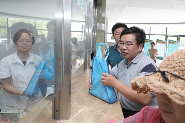 情系一线 高温慰问世博家园门诊部 -- 复旦大学附属上海市第五人民医